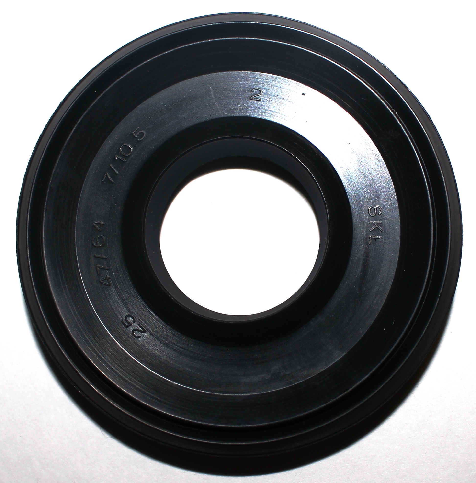 Сальник для стиральных машин Indesit/Индезит/Ariston/Аристон/Hotpoint/Хотпоинт.¶25*47/64*7/10.5¶¶Параметры¶Внутренний диаметр: 25 мм¶Внешний диаметр: 47 мм¶Внешний диаметр с юбкой: 64 мм¶Толщина: 7 мм¶Толщина с юбкой: 10.5 мм¶¶¶¶Сальник - приспособление для уплотнения, а так же защиты от внешних факторов различных деталей механизмов, вращающихся или возвратно-поступательно двигающихся валов.