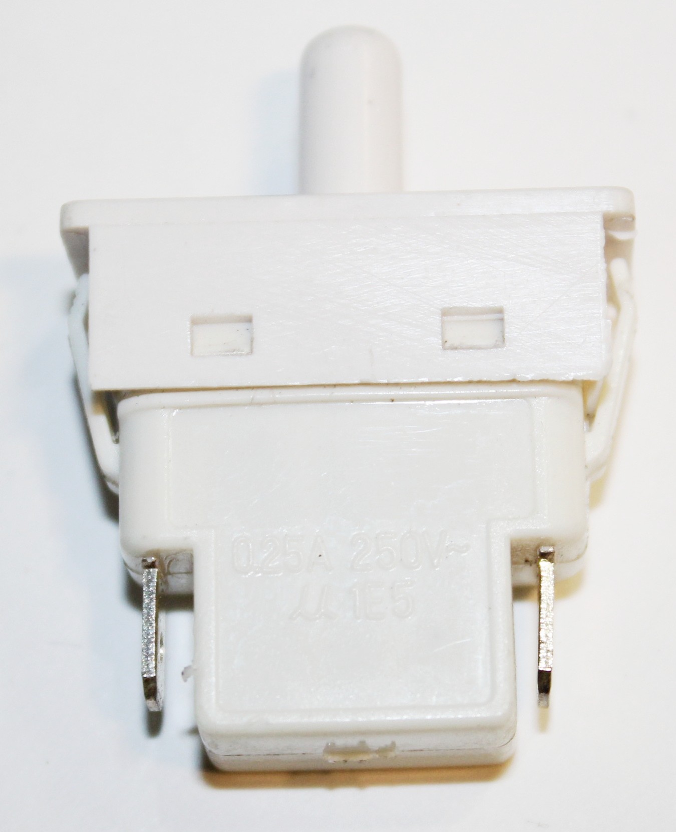 Кнопка включения света холодильника Бирюса HL135