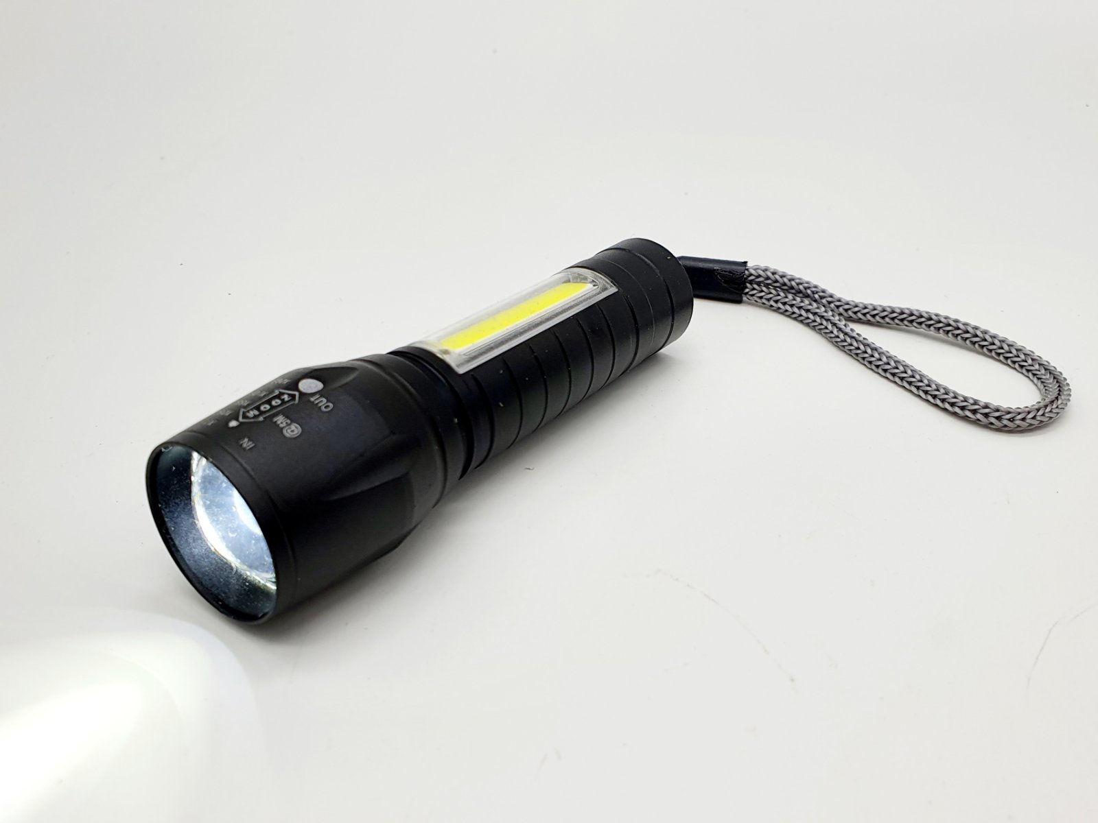 Фонарь аккумуляторный светодиодный с двумя зонами света в футляре. Код: T128