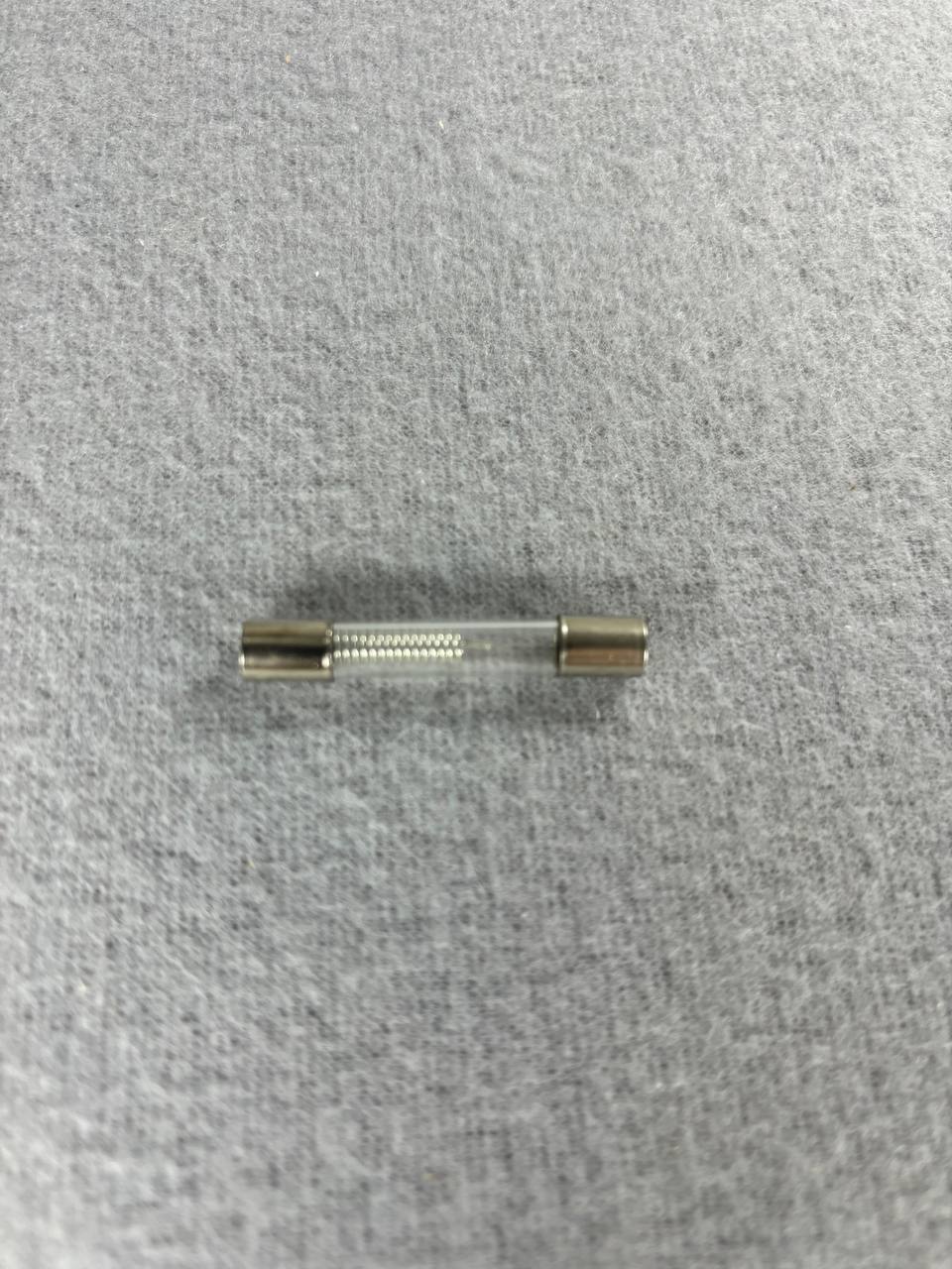 ISL0705Предохранитель силовой для СВЧ 0,7А 5кВт.