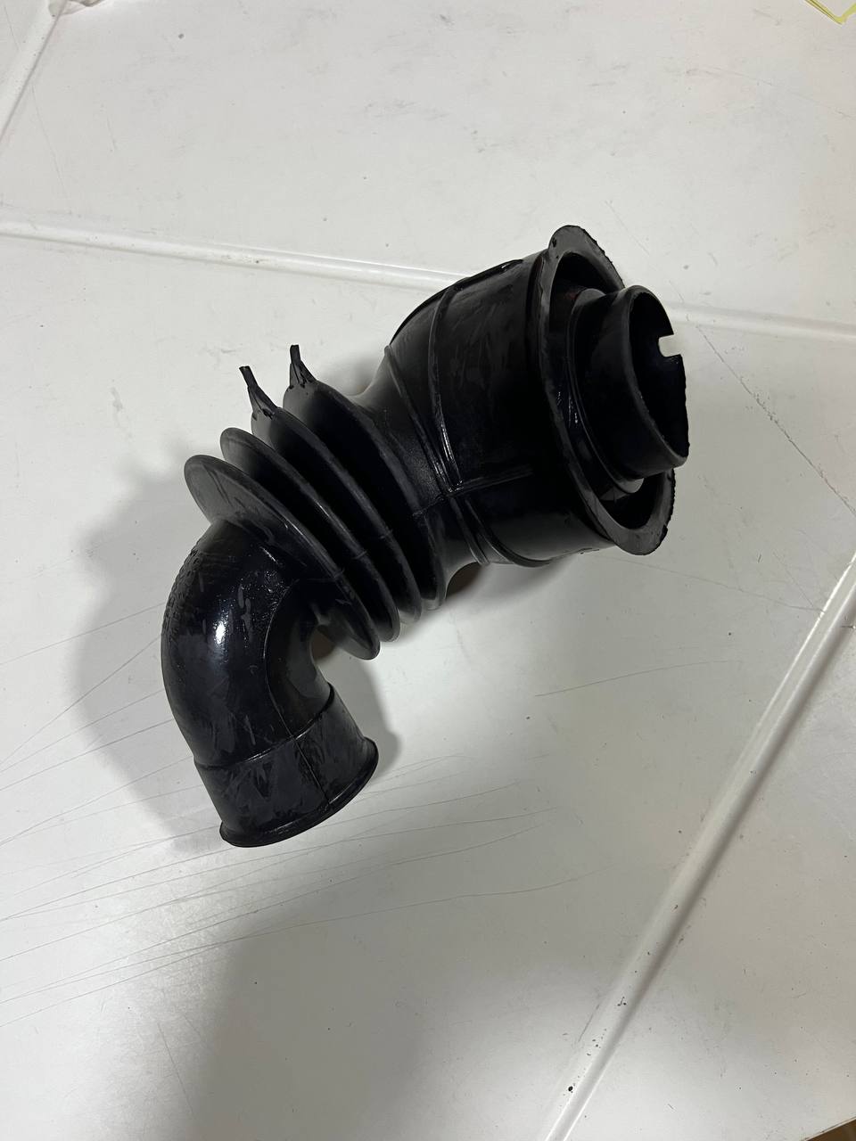 С00504197 Indesit Патрубок (бак-насос) для стиральных машин