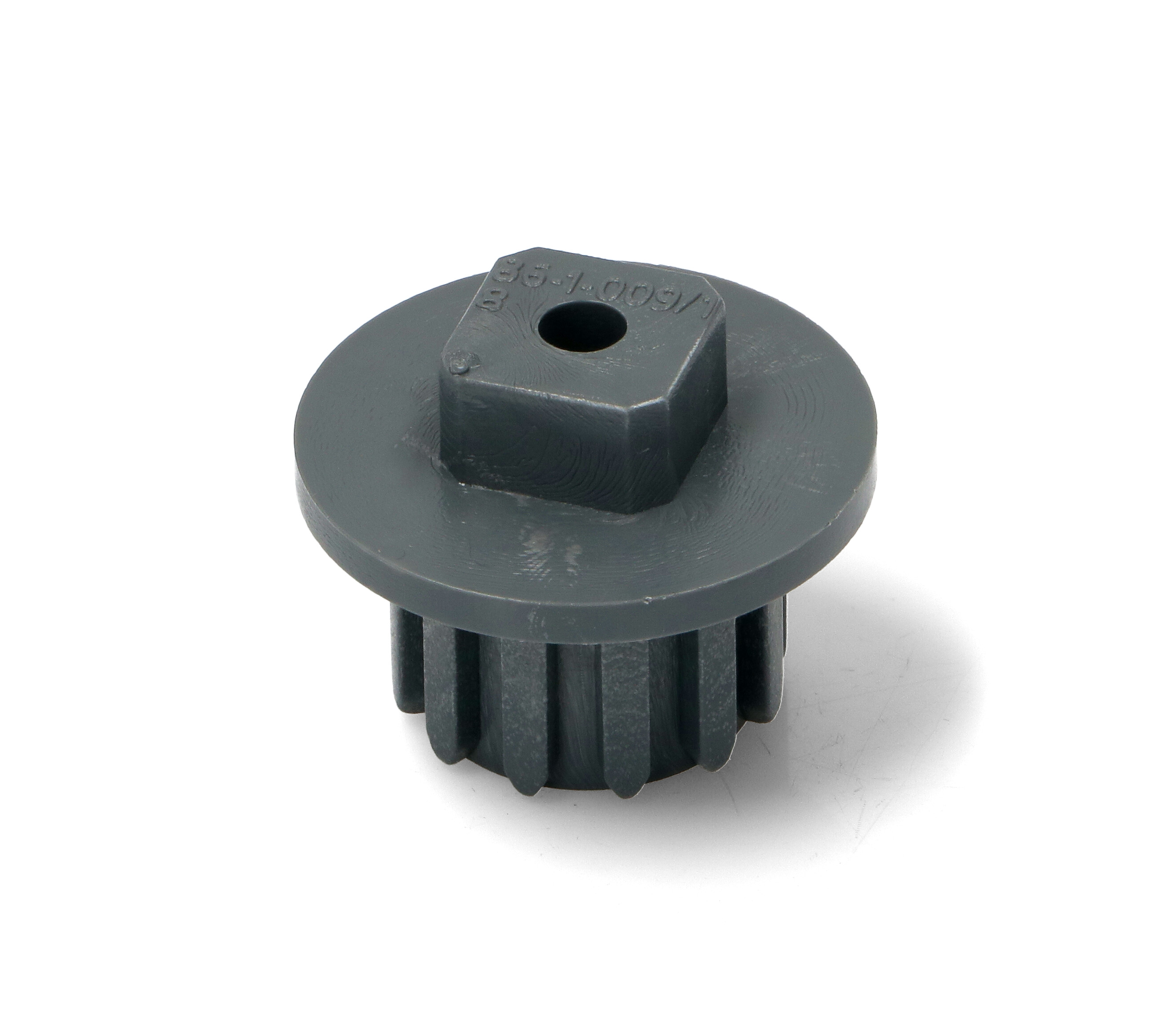 Втулка (муфта) шнека для мясорубки Bosch, Zelmer, Philips. Высота 26мм., внутренний диаметр 15мм., размер вставки 15х15мм, диаметр юбки 35мм. 12 зубов прямые, 10005188